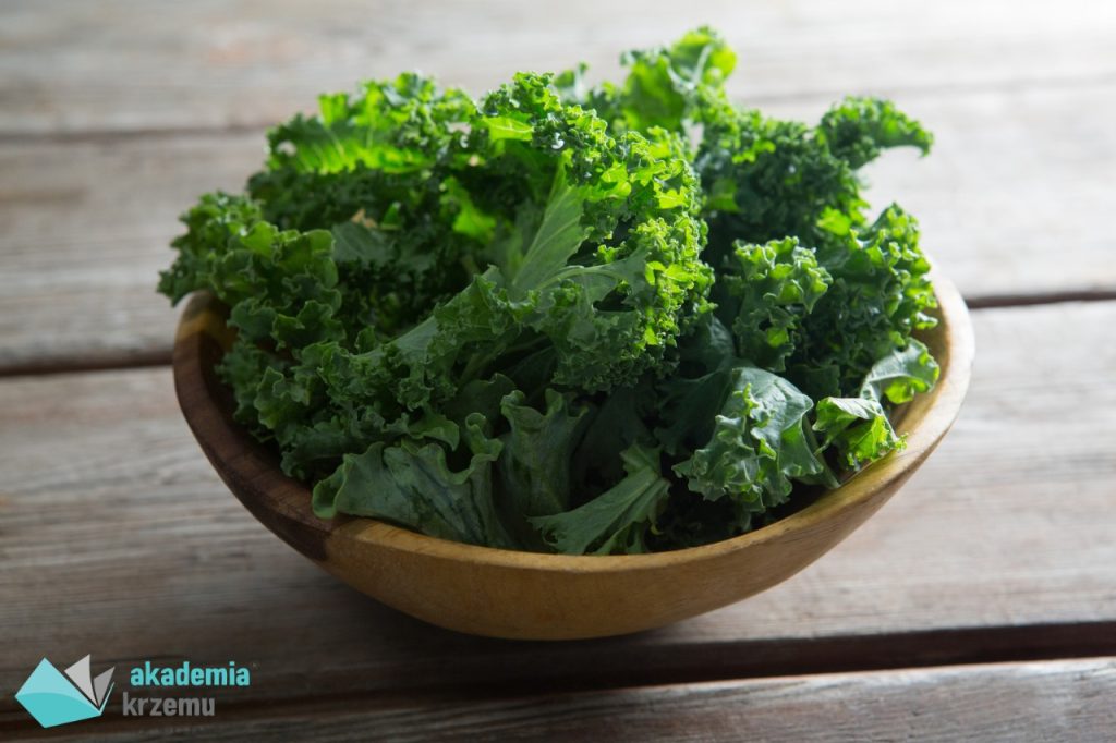 Wśród badanych warzyw i owoców wiele próbek jarmużu wskazywało na obecność 18 pestycydów.