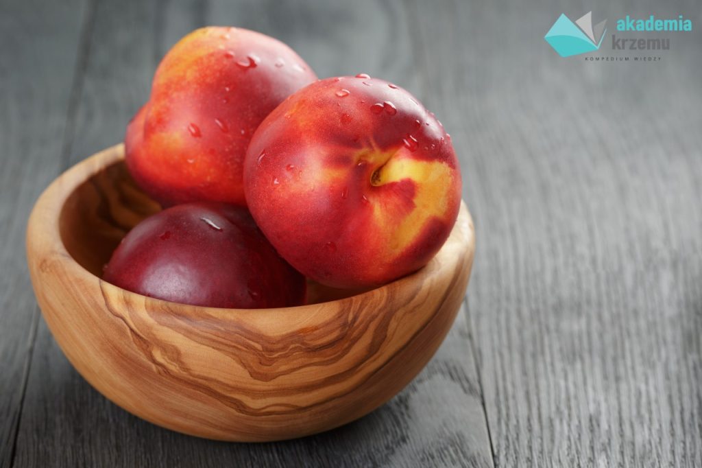 "Parszywą 12" Akademii Krzemu uzupełniają również nektarynki.